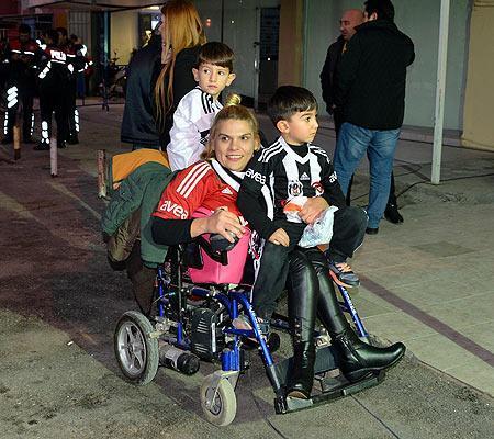 Beşiktaşlı taraftarların aracı taşlandı