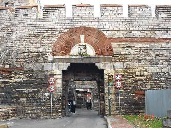 413’TEN 1453’E  İSTANBUL’U BU SURLAR KORUDU