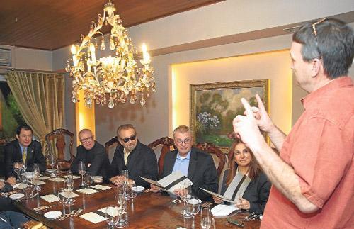 Bir gün herkes fuşya fular takacak