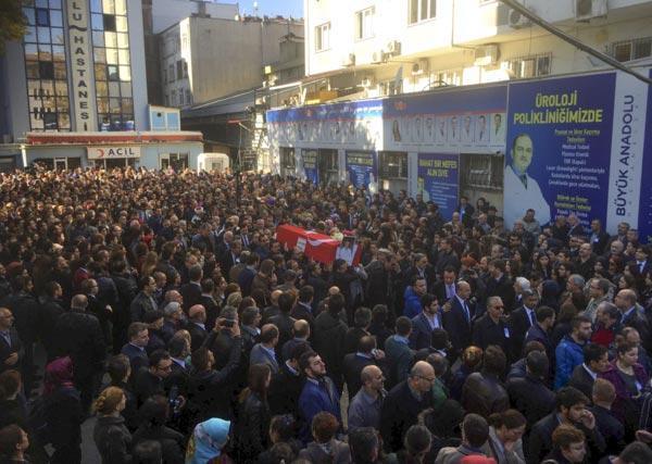 Dünyaya getirdiği çocukların katıldığı törenle uğurlandı