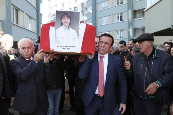 Dünyaya getirdiği çocukların katıldığı törenle uğurlandı