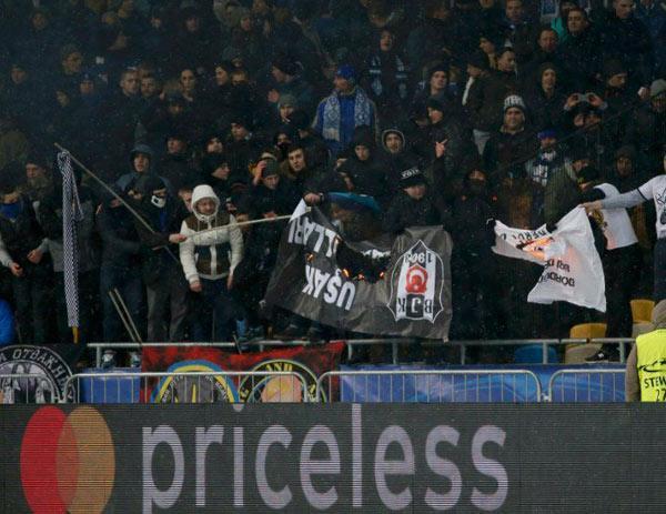 Statta Beşiktaş bayrağını yaktılar