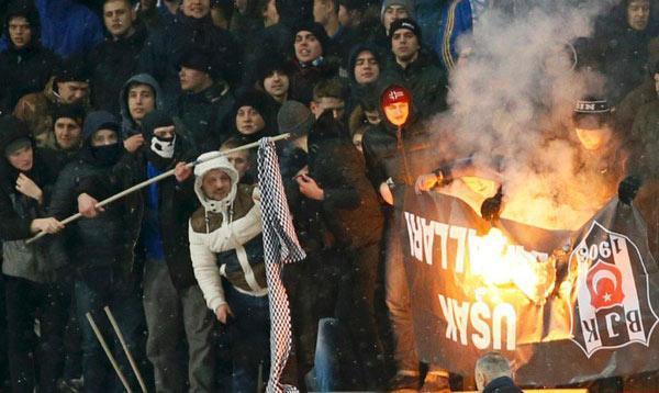 Statta Beşiktaş bayrağını yaktılar