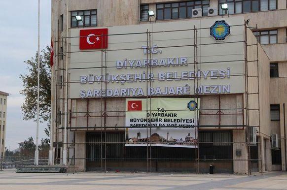 Diyarbakır Büyükşehir Belediyesi’ne yeni tabela asıldı