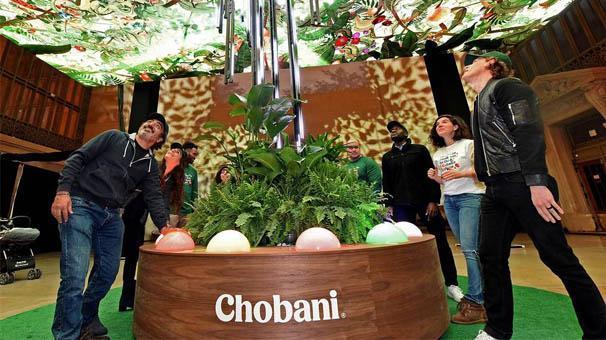 Hamdi Ulukaya, Chobaninin 10uncu yılına özel ücretsiz yoğurt dağıtıyor