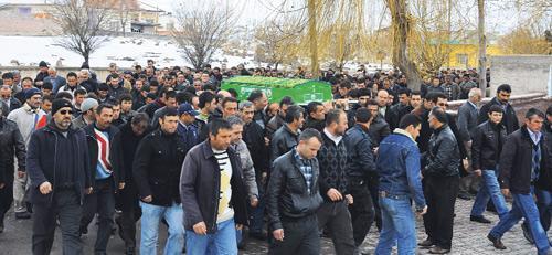 El ve ayaklarının yanına gömüldü