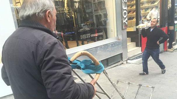 Lalelide in cin top oynuyor