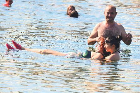 ÜNLÜLERİN MOON BEACH ÇIKARTMASI