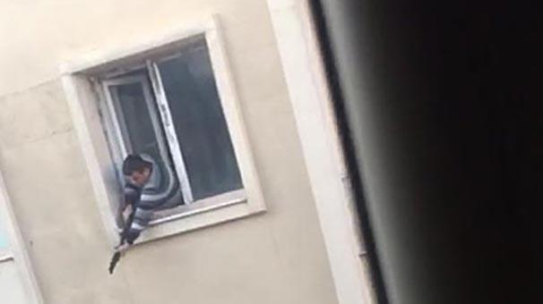 İzmirde bir kişi eşi ve çocuğunu silahla rehin aldı