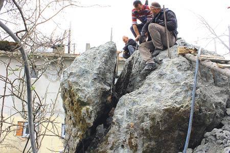 RİZE’DE AĞAÇLARA BAĞLANAN KAYA ÖZEL TOZLA PARÇALANDI