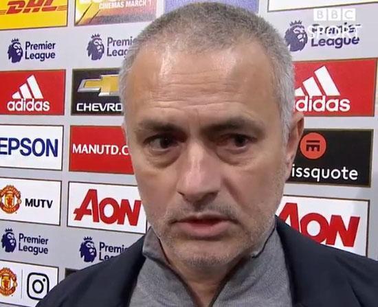 Mourinho, muhabirinin sorusuna sinirlenerek röportajı yarıda bıraktı