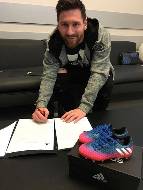 Messi imza attı ama Barcelonaya değil