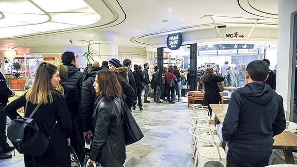 Ahmet Ümit Demirören Istiklal’deydi