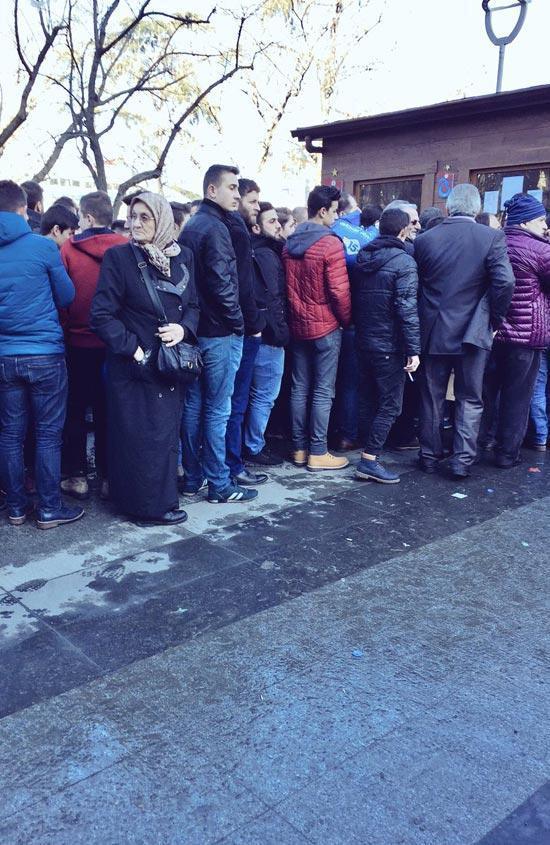 Trabzonda bilet kuyruğunda bekleyen teyze sosyal medyayı salladı