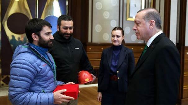 Cumhurbaşkanı Erdoğana dağcılardan anlamlı hediye