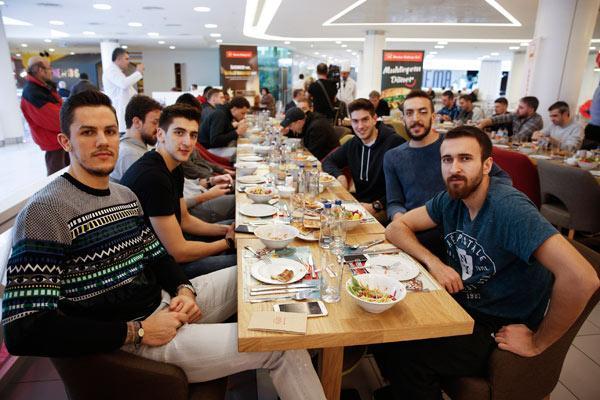 Beşiktaşlı basketbolculara moral yemeği