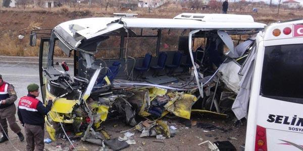Halk otobüsü ile öğrenci servisi çarpıştı 2 ölü, 11 yaralı