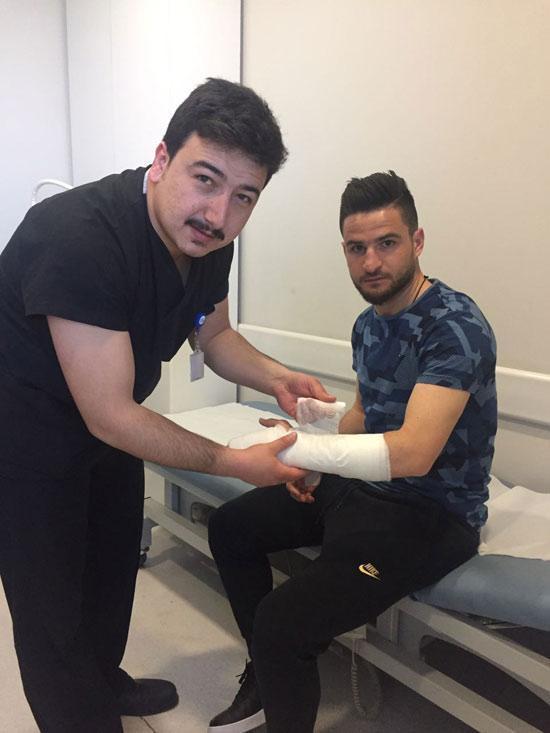 Atiker Konyasporlu Ömer Alinin kırılan eli alçıya alındı