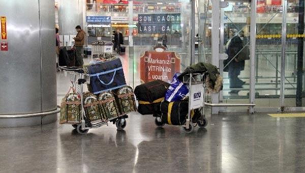 Türkmenistan’lı 2 yolcu 6 horozla havalimanında mahsur kaldı