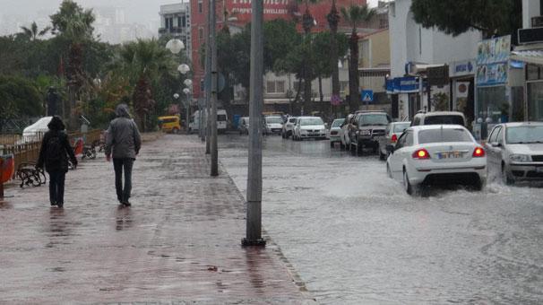 Fırtına ve yağmur İzmiri vurdu