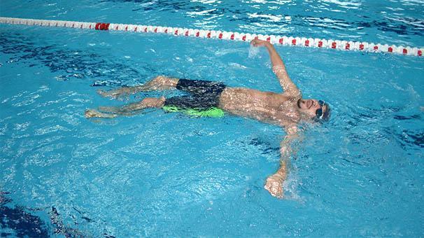 Felçli oğluna antrenörlük yaparak yüzme şampiyonalarına hazırlıyor