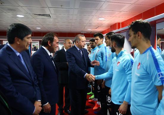 Cumhurbaşkanı Erdoğan futbolculara maçtan önce moral verdi