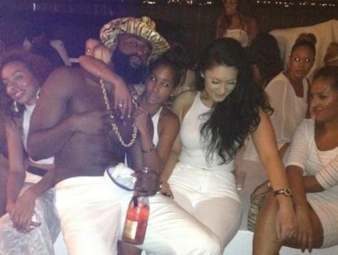 NBA yıldızı James Hardeni sevgilisi striptiz kulübüne gittiği için terk etti