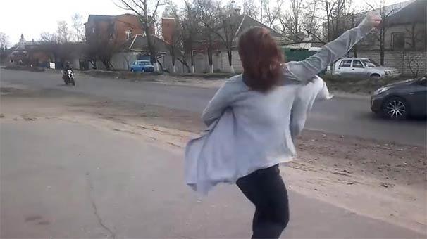 Genç kızın sokak ortasındaki twerk dansı ölüme neden oluyordu