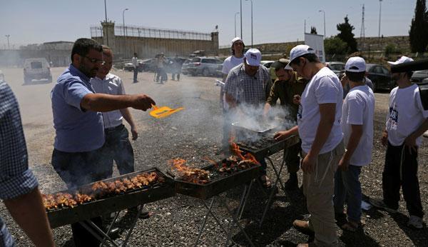 İsrailliler açlık grevi yapılan cezaevinin önünde mangal yaptı