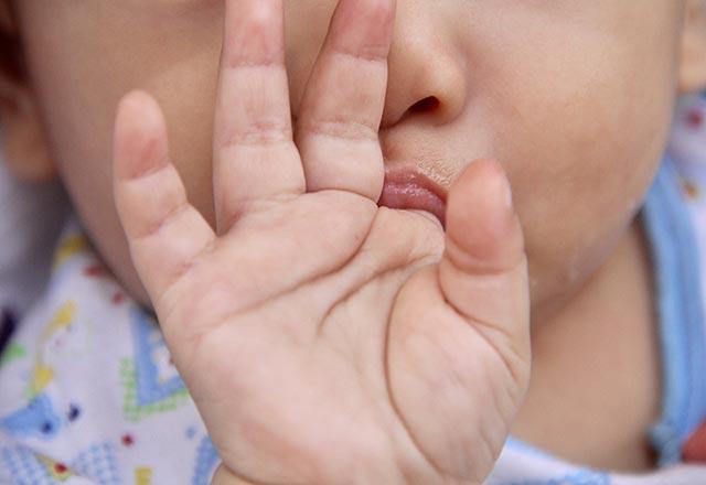 Bebekler neden parmağını emer