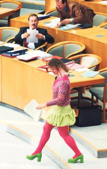 Kıyafet balosu değil parlamento