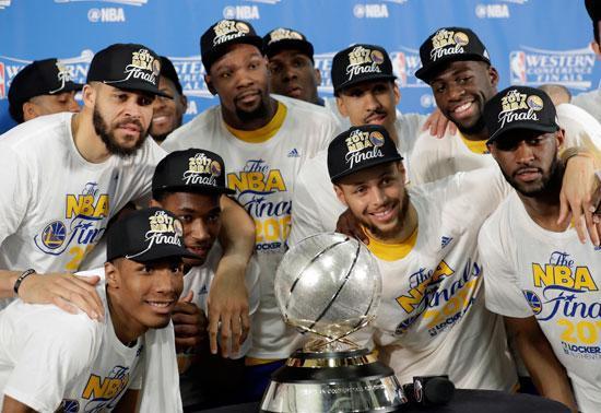 NBAde ilk finalist, Spursu 4-0la geçen Warriors oldu