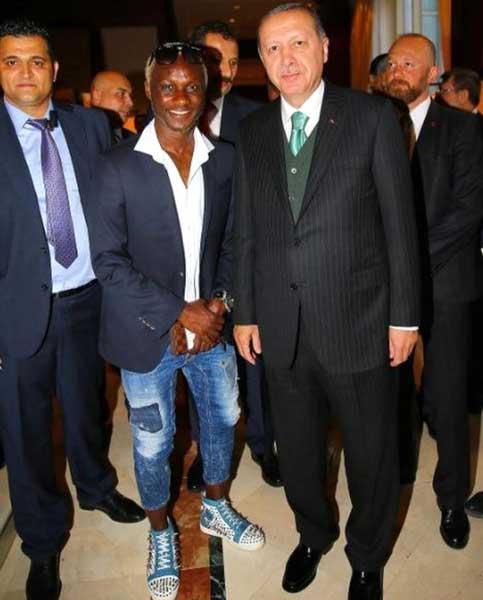 Erdoğanı Brükselde karşılayanlar arasında ünlü futbolcu da vardı