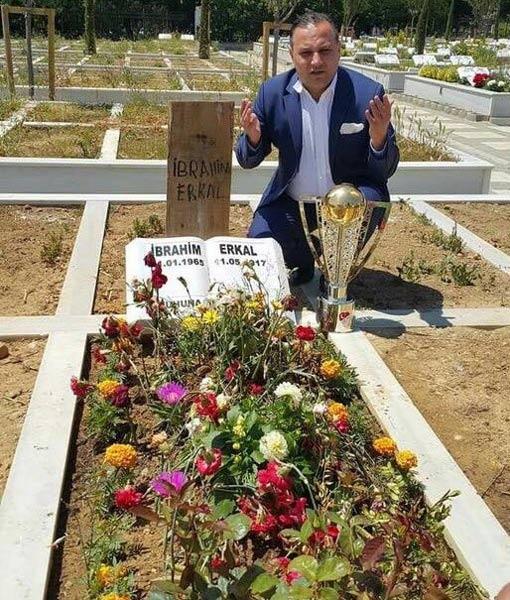 Erzurumspor Başkanı Ali Demirhan, şampiyonluk kupasını İbrahim Erkalın mezarına götürdü