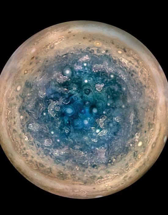 Juno, Jüpiterin kutuplarındaki dev kasırgaları görüntüledi