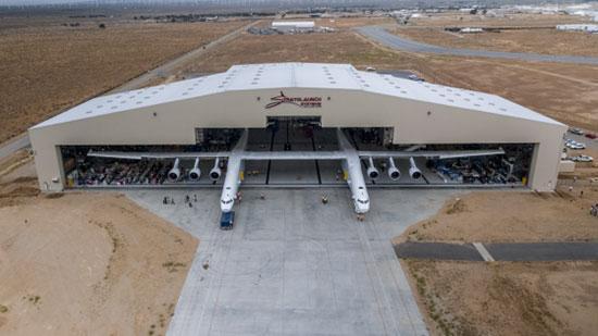 Dünyanın en büyük uçağı hangarından çıktı