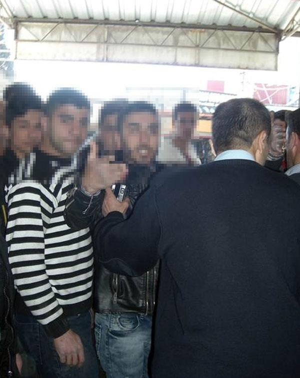 Yeğenini ayaklarından asarak işkence eden amcaya linç girişimi