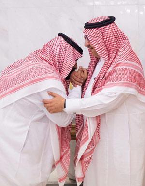 Suudi Arabistanda deprem Tahtı aldı, elini öptü...