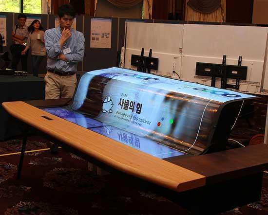 LG dünyanın ilk 77 inç esnek OLED ekranını tanıttı