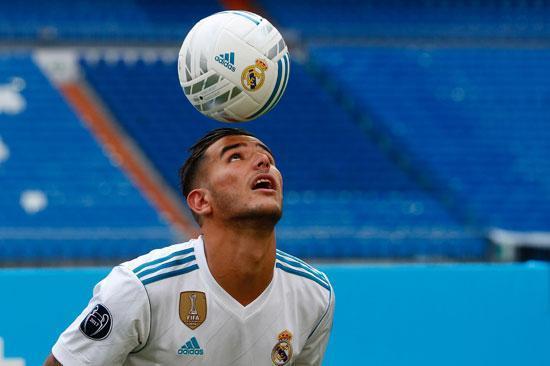 Real Madrid’in yeni transferi Hernandez imza töreninde zor anlar yaşadı