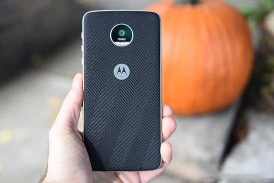 Modüler yapısıyla dikkatleri üzerine çeken Moto Z Play modelini inceledik