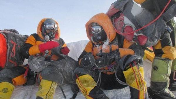 Sahte Everest tırmanışı Hint polis çifti işlerinden etti