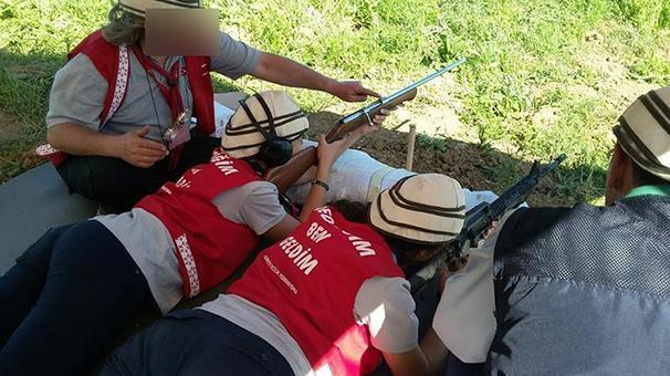 İzcilik kampında çocuklara atış talimi yaptırılmış