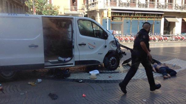 Son dakika: Barcelonada minibüs kalabalığın arasına daldı 13 ölü, en az 100 yaralı...