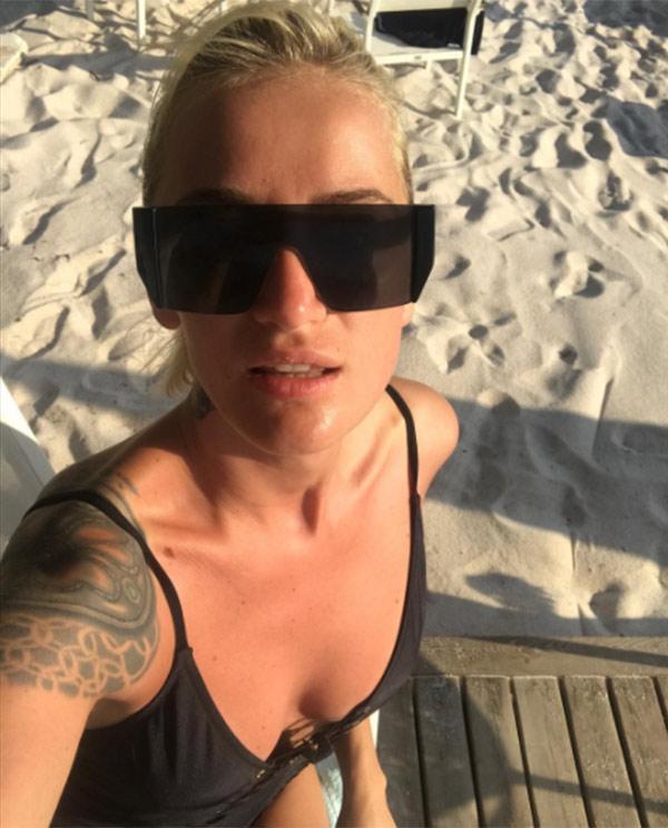 Didem Soydandan plajda selfie