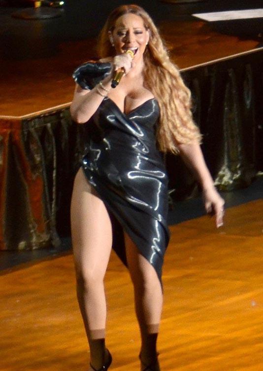 İşte Mariah Carey iddialı yırtmacı ve göğüs dekoltesi