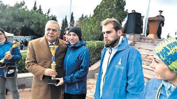 İzmir, devrim şehitlerini unutmadı