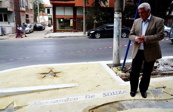 Alexin adını bakın nereye yazdılar