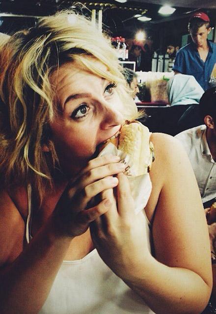 Terk edilen genç kadının bakın ne yaptı