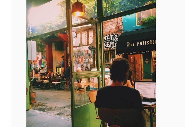 Terk edilen genç kadının bakın ne yaptı